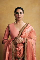 Kirti Kulahari in Shiddat-e-Angrakha set